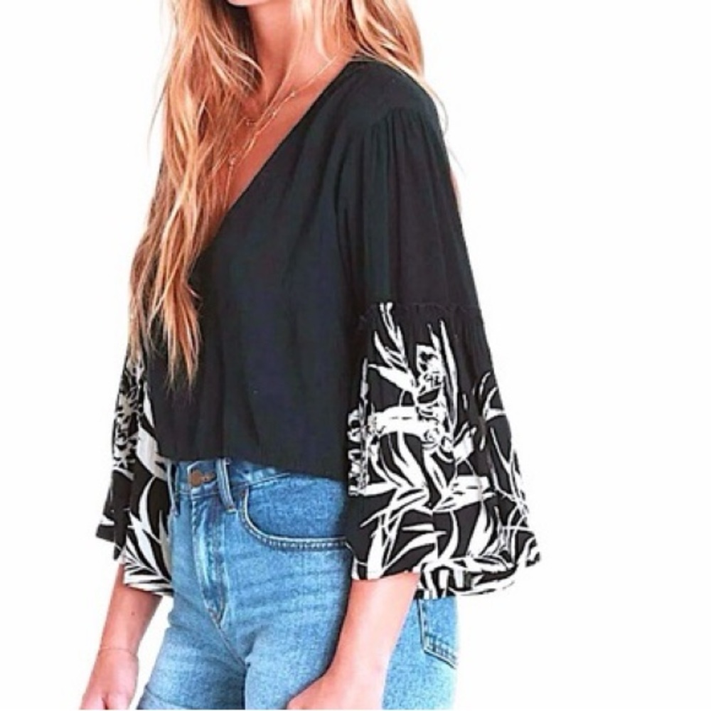 Billabong Tropical Island Hopping Black Flare Sleeves Blouse Size Med NWT